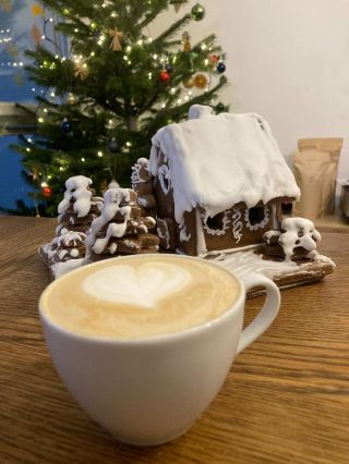 Konečně náš vlastní dům 🏠😍 i když je z perníku a dostali jsme ho darem, krásnější jsme si přát nemohli 🩷Snad vydrží aspoň...